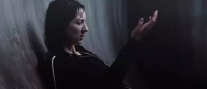 怎样解读悬疑恐怖短片《曲面》?