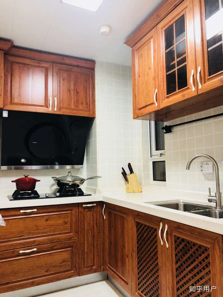 有一套黄花梨的家具,怎么装修,比如墙刷什么颜色,整体怎么搭配,选什么