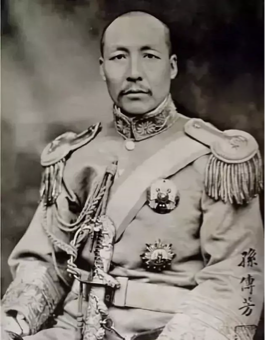 孙传芳半身照,引自 1926 年日本《国际写真情报》11 月号「支那时局的大人物—南北五省联盟孙传芳将军」 孙传芳半身照,引自 1926 年日本《国际写真情报》11 月号「支那时局的大人物—南北五省联盟孙传芳将军」