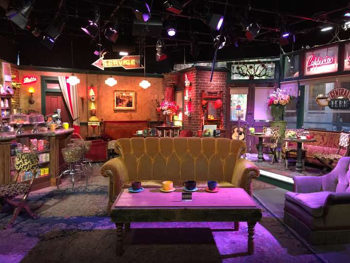 老友记里的咖啡馆和住处是布景还是真实存在的如果有在什么地方