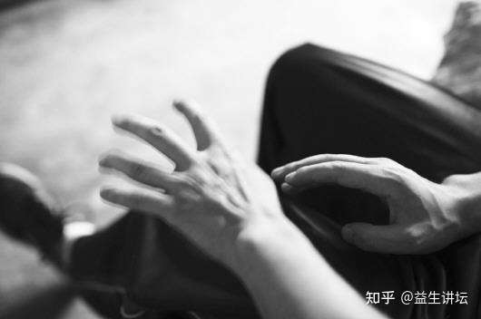 为什么很多年轻人也会出现手抖的情况?