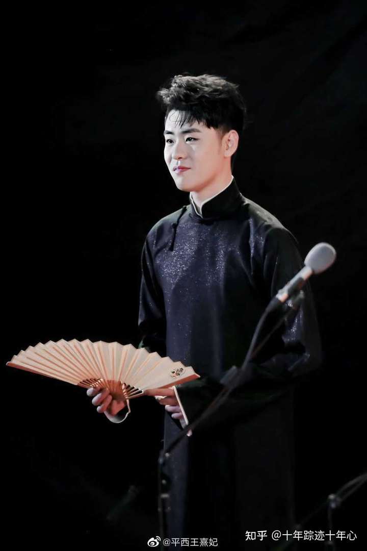 张云雷,一眼万年,穿大褂最好看的男人,唱曲儿最好听的相声演员.