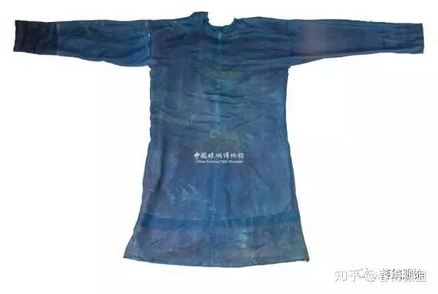 国内缺少圆领袍的实物,所以基本参照的是日本正仓院的文物,最终制作