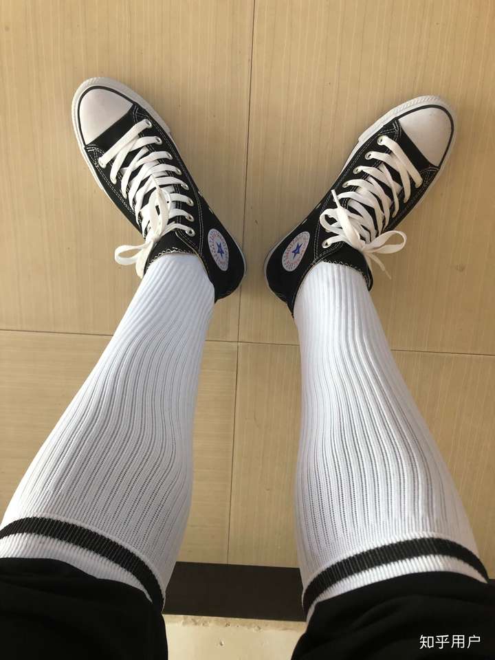 男孩夏天出门可以穿短裤穿足球袜吗?