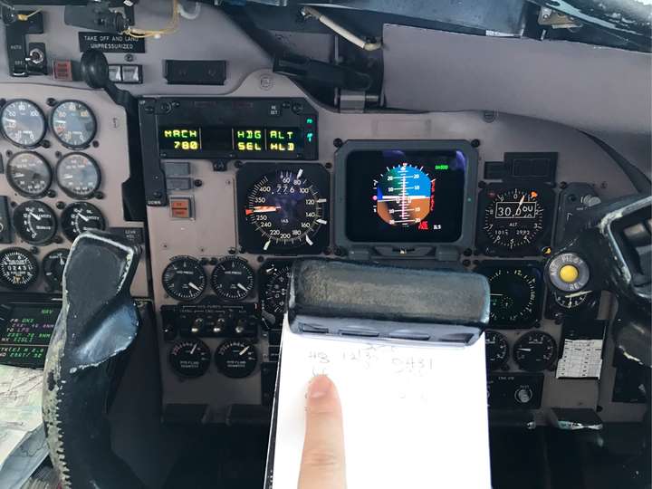 通的就是这个是台湾的md80系列飞机,因为首先这个是80系列的驾驶舱