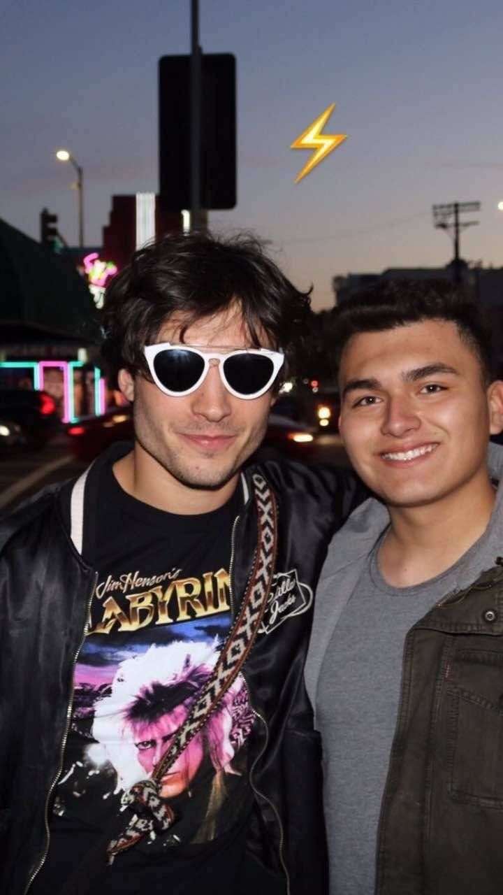 请问图中这款ezramiller戴的墨镜是什么品牌?