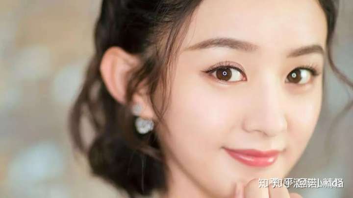 她的新月形双眼皮和卧蚕 ,又进一步强化了这种软萌圆润感.