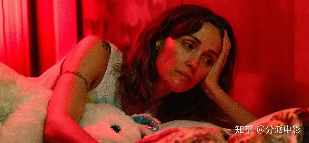 《如果有腿，我会踢你》柏林+金球影后，年度最“痛”表演