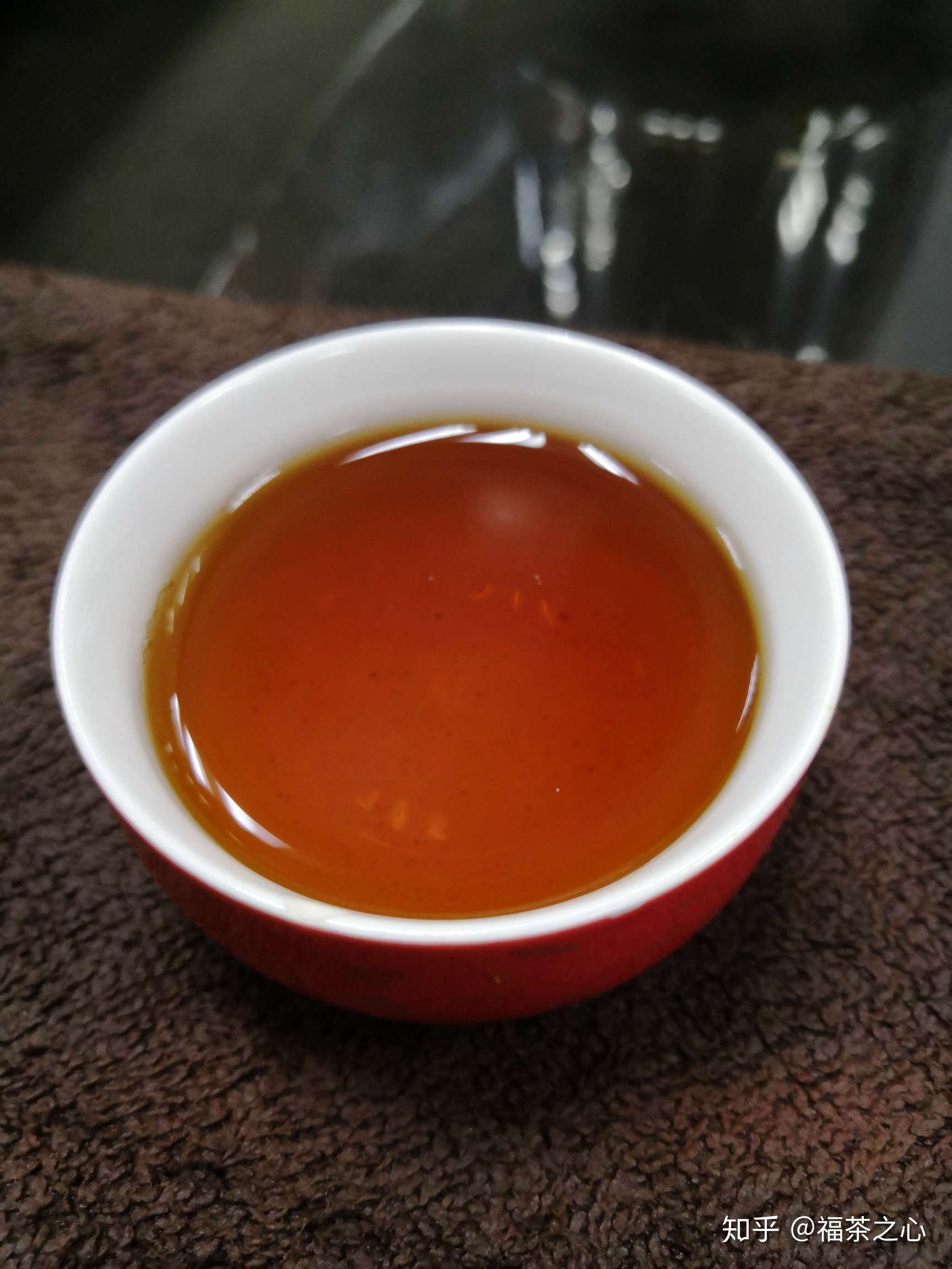 陈十年大红袍,汤色油亮清澈,陈香细腻,顺滑绵柔,醇厚甘甜.