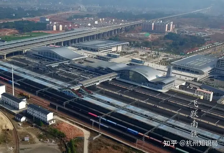 为什么中国很多火车站的设计都是二楼候车，一楼站台，地下层出站？