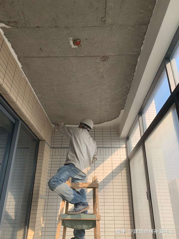 铲除空鼓脱落的找平层 局部打磨补平 刮腻子打底找平 天花修缮效果