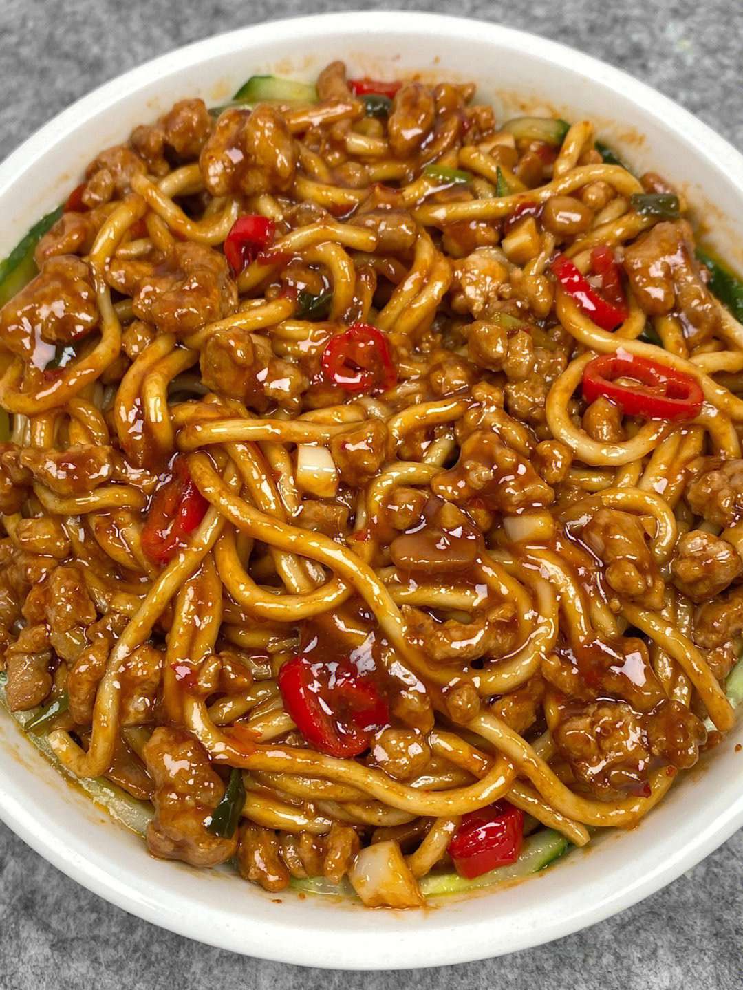 西柚柠檬茶 的想法: 今天吃香辣肉酱拌面,每根面条都裹满了肉