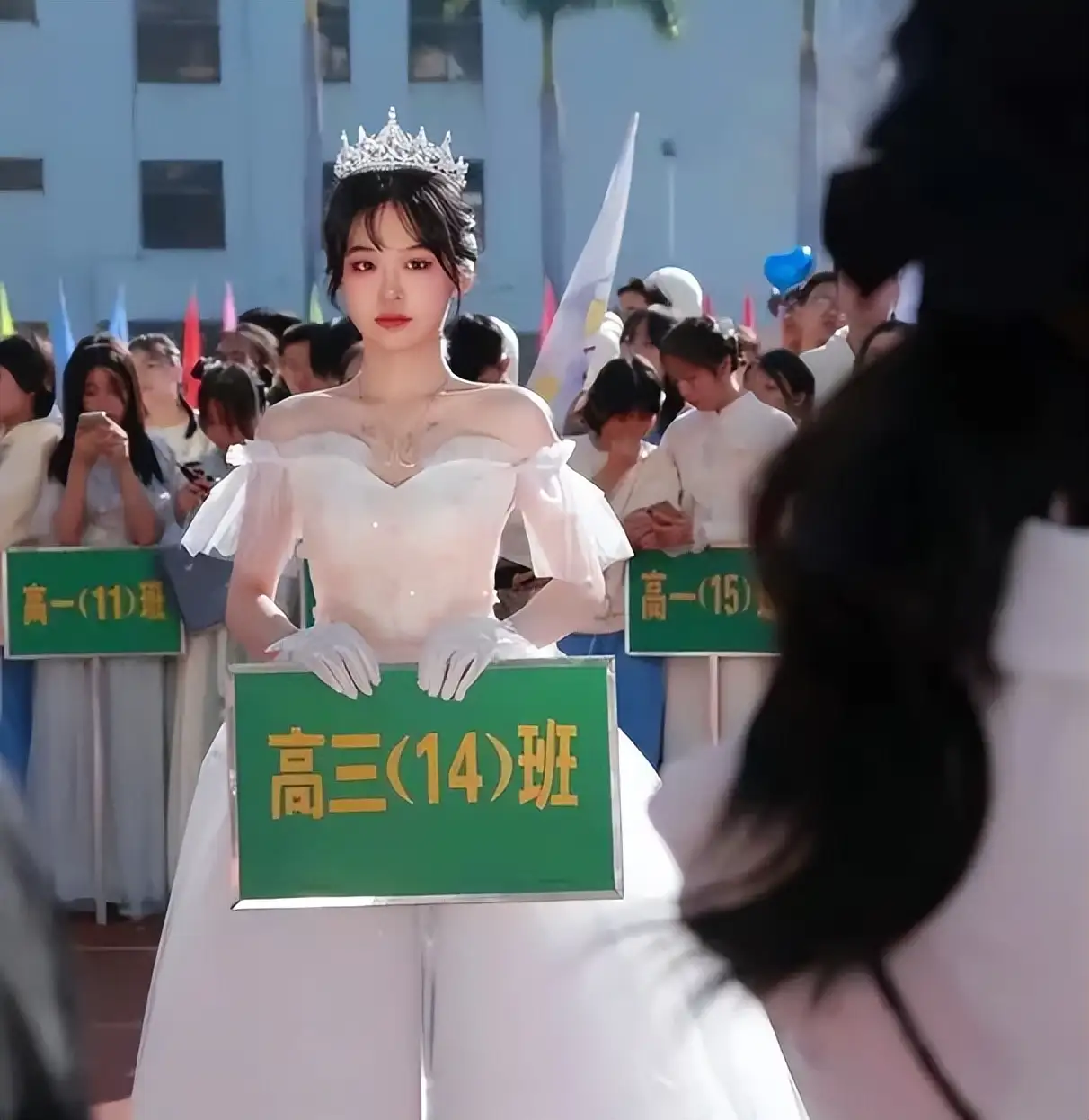 高三举牌校花一夜爆红，评论区却充满恶意：我真的受够裹小脑的人了- 知乎