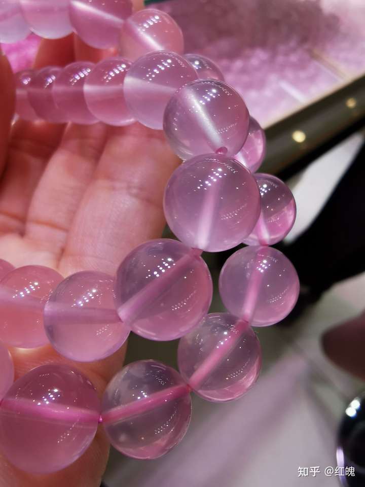 哪位懂水晶的朋友可以帮忙看一下这个是粉水晶手链吗?