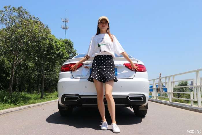 时尚辣妈再次当车模享受和帝豪gl在一起的美好时光