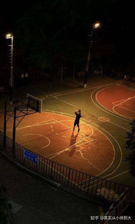 晚上一个人打球的图片图片