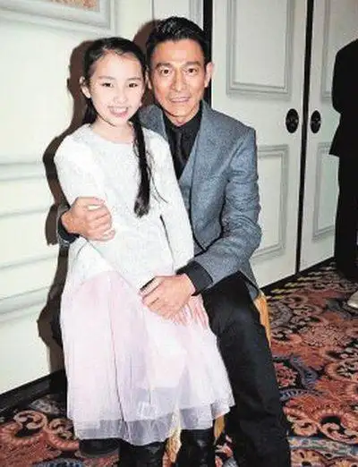 明星天王刘德华女儿生日照像妈妈吗