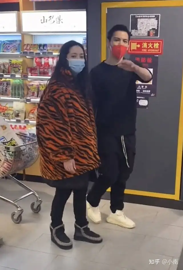 郭碧婷身材圆润疑似有孕，向佐贴心似热恋情侣！同是豪门婚姻奚梦瑶却被骂惨！