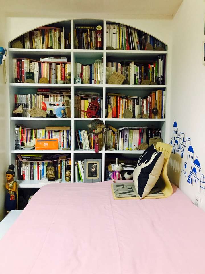 家里原来的书架满了,所以添了一个小的.主要是便宜,好像只要149.