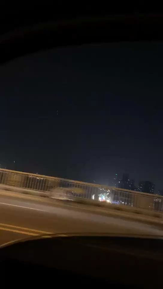 我确定是ufo,半夜十二点,车窗摇下来的,用黑鲨3拍的,像素不好.