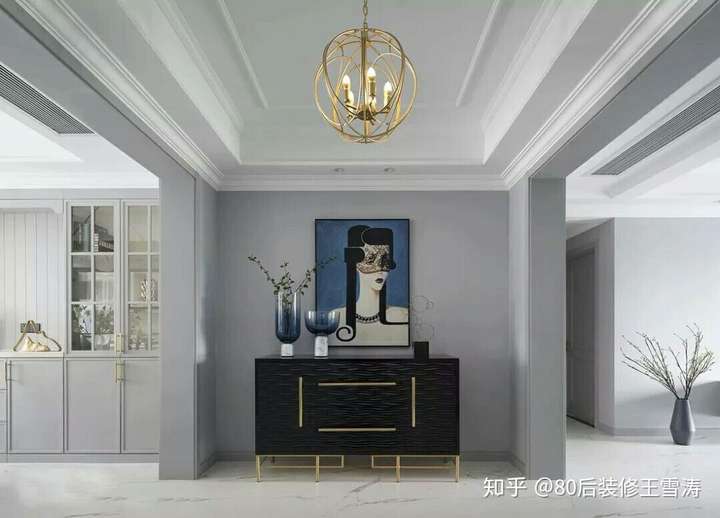 石膏线相对于普通吊顶来说,厚度上更薄,会让我们房间的空间更大,而且