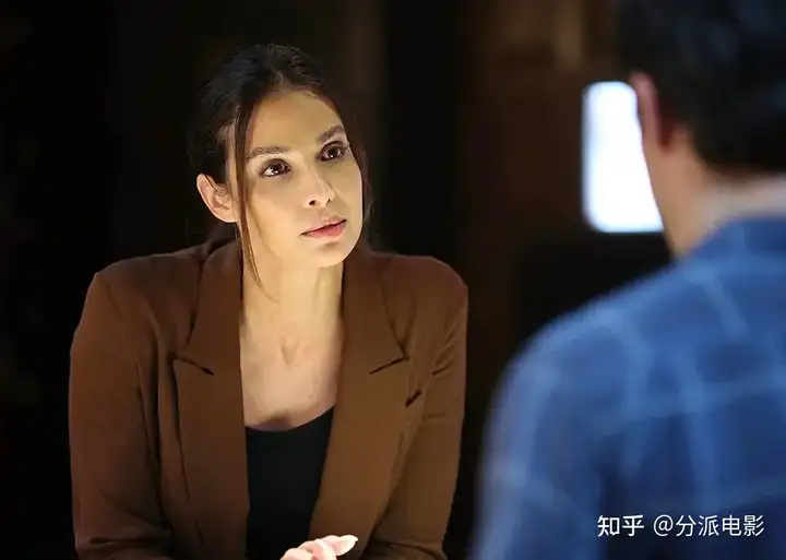 美剧《枕边人》骗子和探员的终极拉扯,性张力拉满!