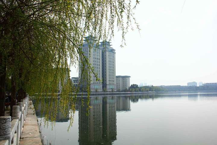委员会的综合性普通高等院校,坐落于白云黄鹤的故乡——武汉南湖之滨