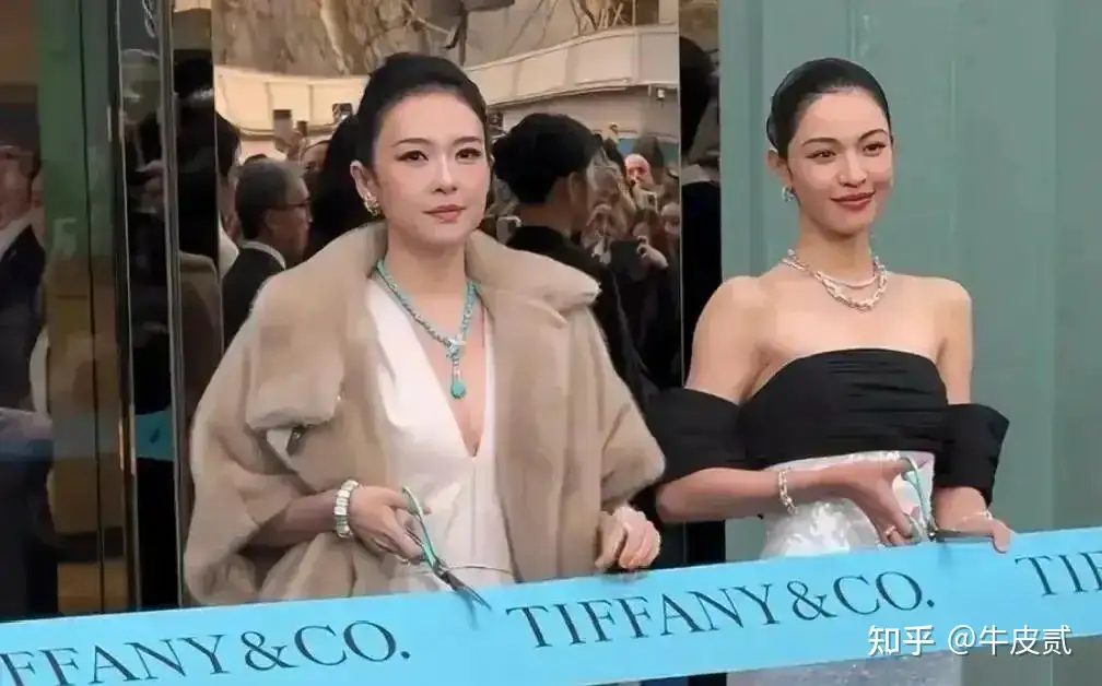 章子怡亮相活动脸型大变，网友称其撞脸倪萍，为什么她的脸型会有这么大变化？是为了塑造角色吗？