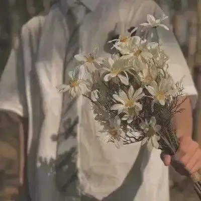 小可爱们有没有手里拿花的人的头像哇歪头谢谢啦类似下图这种的喔