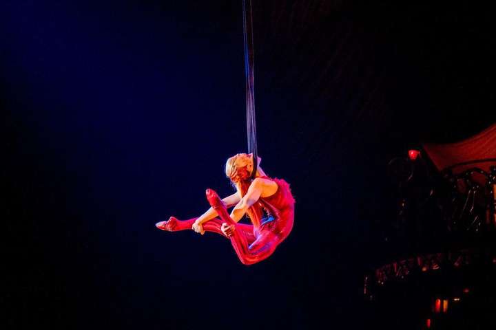 条黄金蟒。空中飞人,第一个震惊全场的节目。 封面 就靠脖子在空中飞。