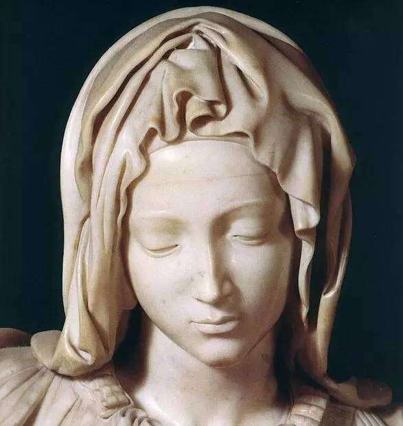 我们来看一下让米开朗基罗一夜成名的《圣殇》: 过去,人们总是着重