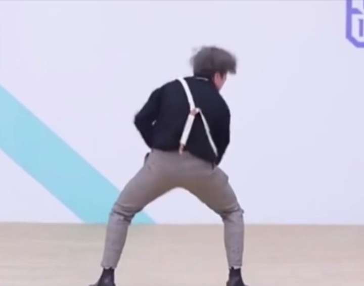 蔡徐坤 初见坤坤是在b站的鬼畜区,当时我还只是一个平平无奇的小小