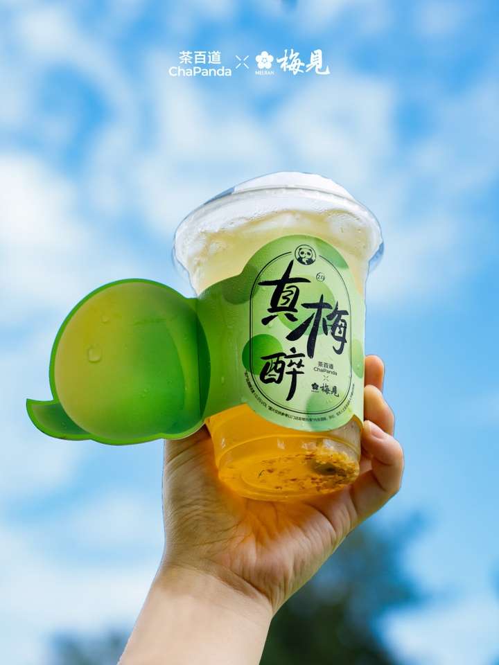 众望所归，茶百道与梅见联名“真梅醉绿茶”，唤醒夏日味蕾
