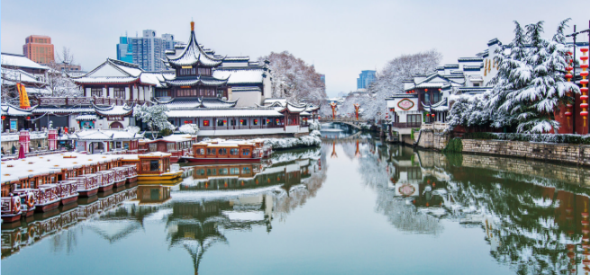 香的古建筑群,听着船身碰撞水面的声音,若是可以遇上秦淮河上歌声四起