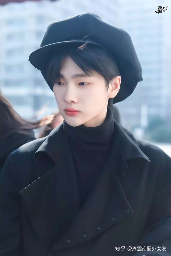 品品这张半侧颜照 眼睛虽然小而且没长到大多数人的审美上,但是单眼皮