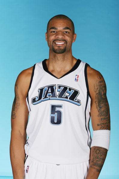 卡洛斯·布泽尔 - 知乎