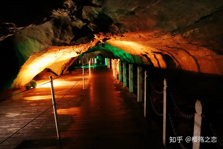 世界上最大的充水溶洞，全长3000米，被誉为“最美旅游洞穴”之一