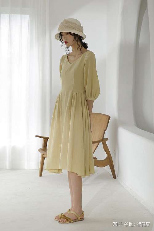 可以给我推荐几件淡黄的长裙吗?