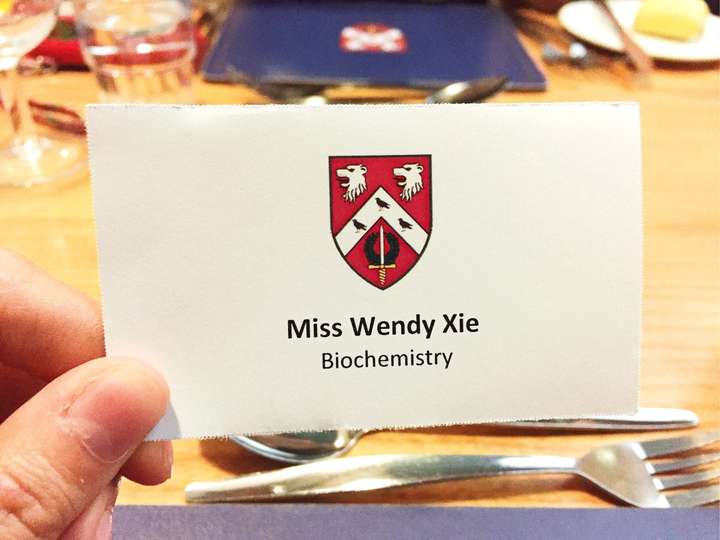 在剑桥大学和牛津大学等知名高校吃正餐formaldinner是一种什么样的