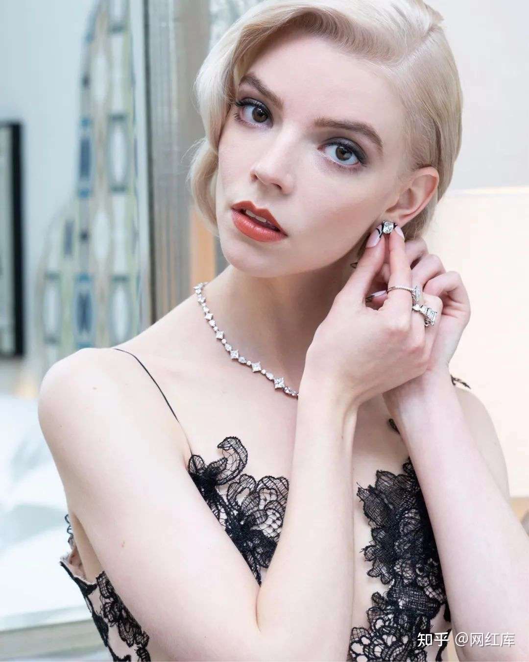 Anya Taylor-Joy：为什么眼睛这么大？美得不可方物的精灵 Facebook-第5张