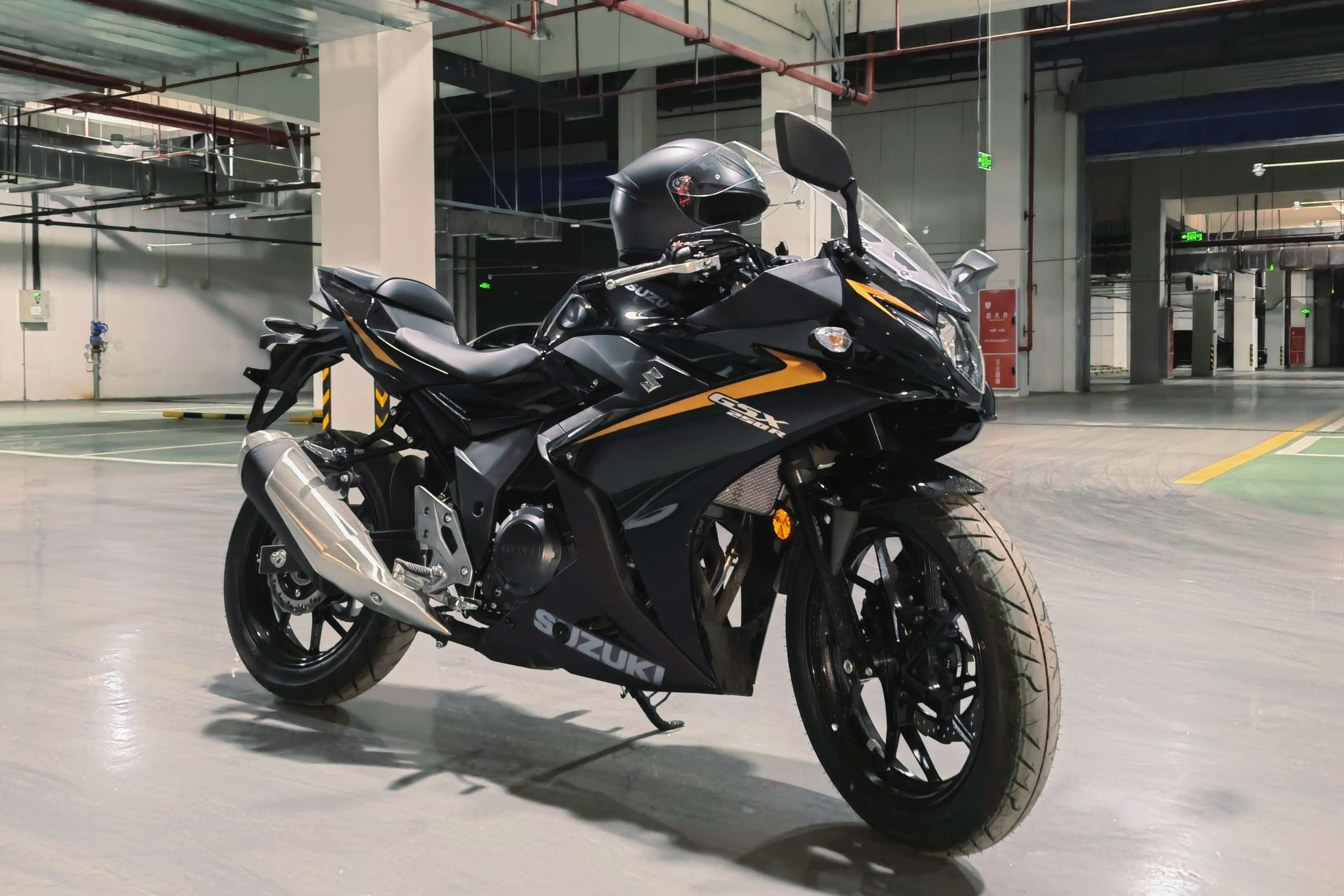 200号康复考研 的想法: 成功入坑suzuki gsx250,友友们有没有啥