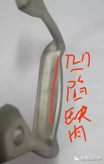 按照书上的理论,鼠尾缺陷属于膨胀类缺陷.