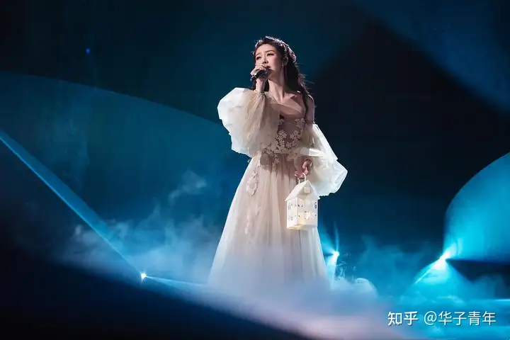 《乘风破浪》第三季，靠两个亮点撑起，首日超过前两季首日播放量(乘风破浪第三期淘汰谁)