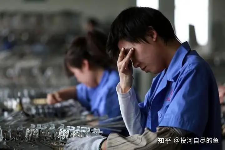 年轻人不进工厂？摔厂牌、砸饭碗、扣工资！凭什么？