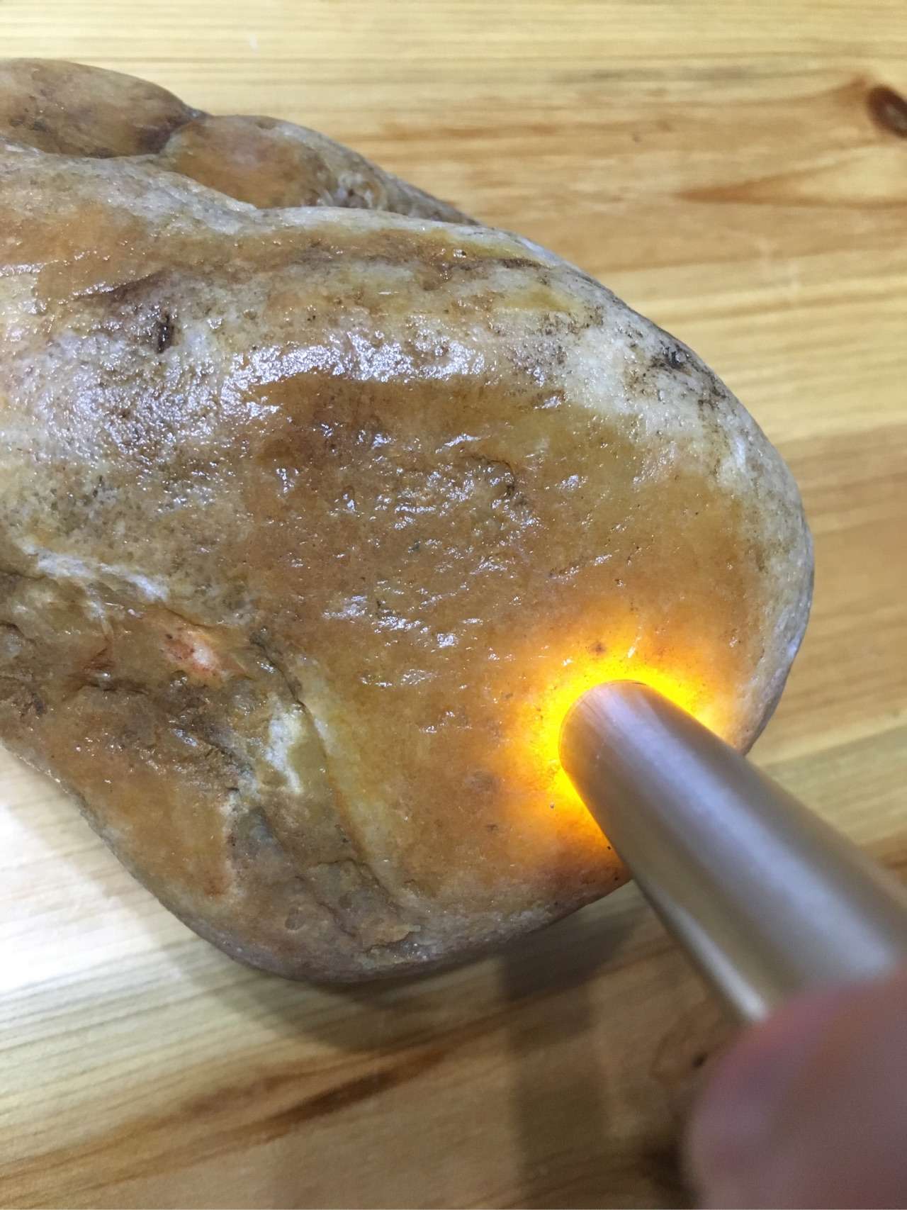 这是什么石头?今天偶然捡到,有点透光!求懂行的大咖鉴定一下