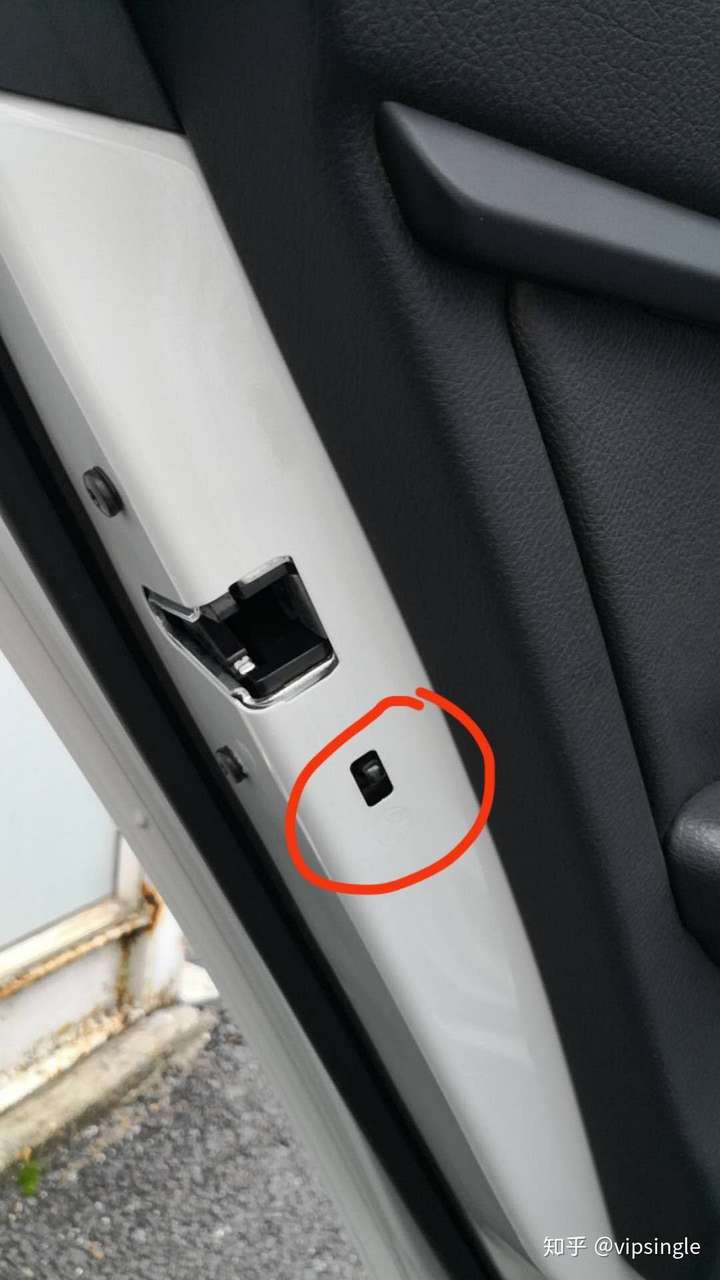 儿童锁开启了,从外面打开车门,在车门锁扣位置有个拨杆,拨动一下就好