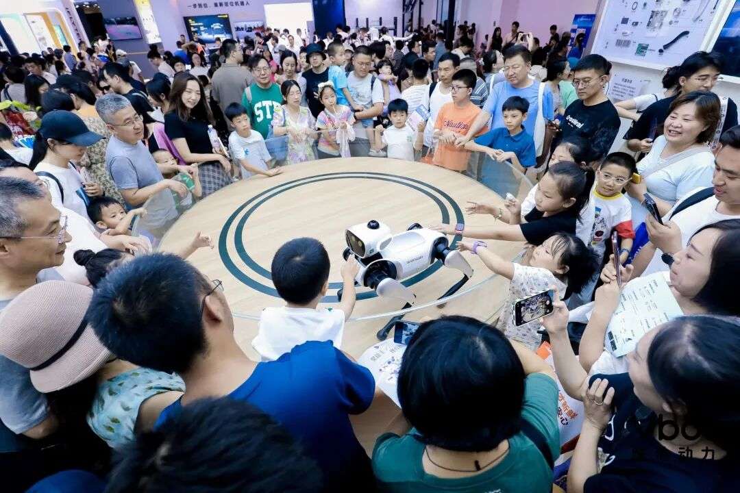 AI 是具身智能的胜负手吗？半年融资3亿后，VBot 首款产品做得怎么样？｜对谈维他动力联创赵哲伦
