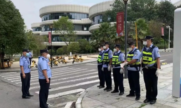 贵州惠水：卡点慰问送温暖 携手防疫保平安