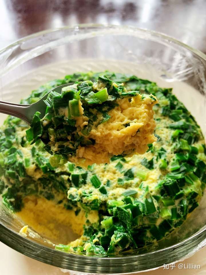 摆一碗刚做好的韭菜蒸蛋,是我小时候的味道!