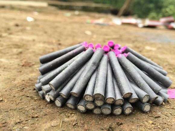 小时候,玩擦炮,擦炮是这样的.